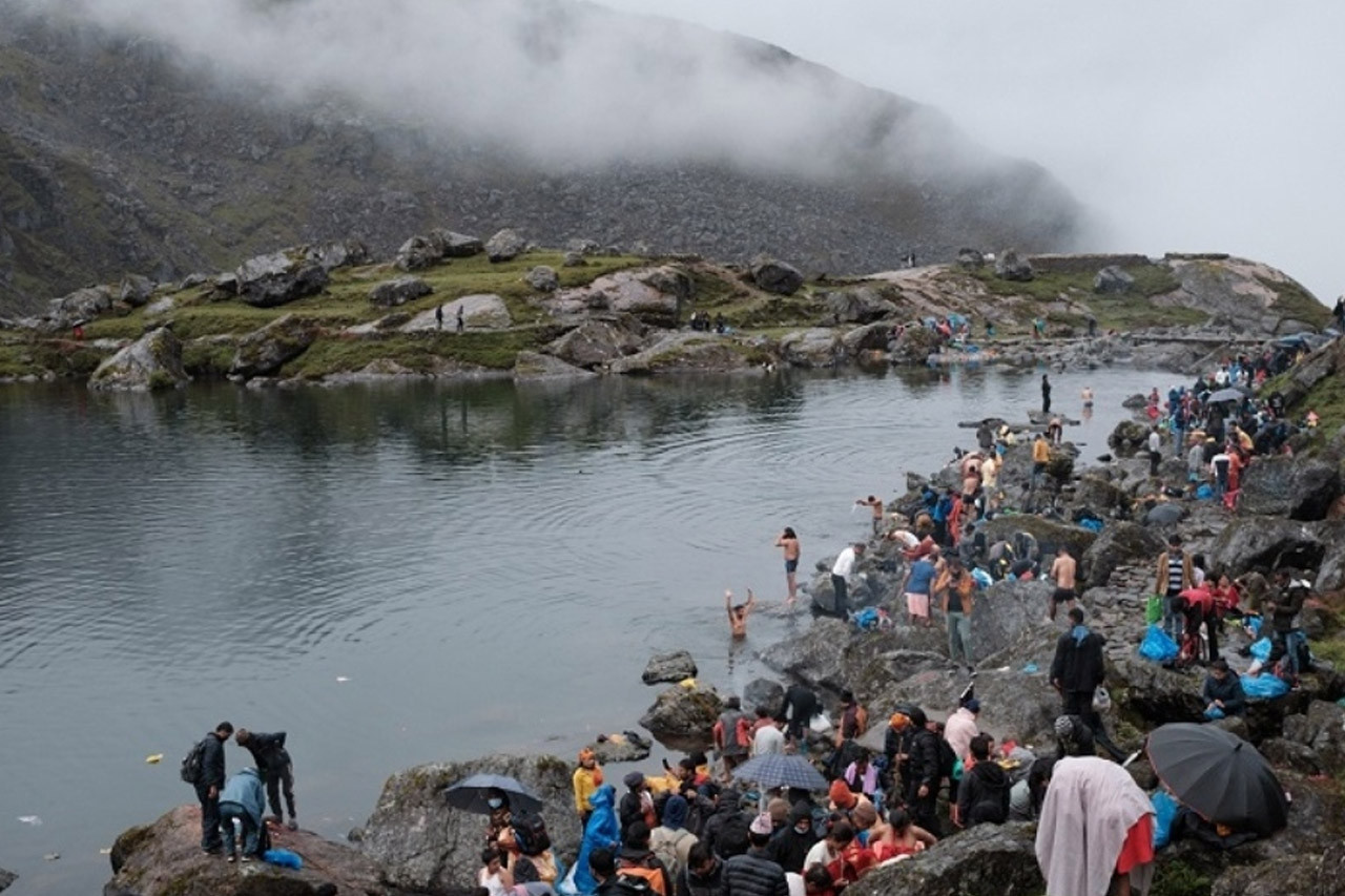 गोसाइँकुण्डमा भक्तजनको आगमन सुरु